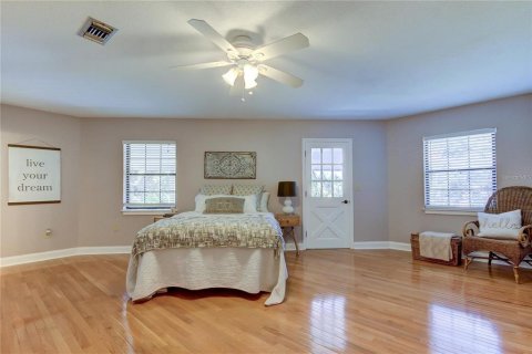 House in Seminole, Florida 3 bedrooms, 249.72 sq.m. № 1919726 - photo 17