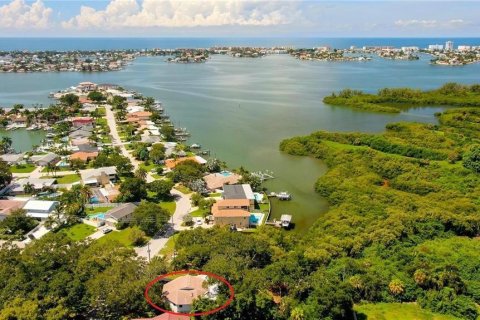 House in Seminole, Florida 3 bedrooms, 249.72 sq.m. № 1919726 - photo 25