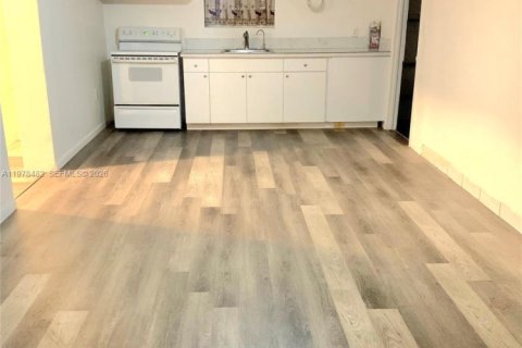 House in North Miami, Florida 2 bedrooms, 178.28 sq.m. № 2051788 - photo 5