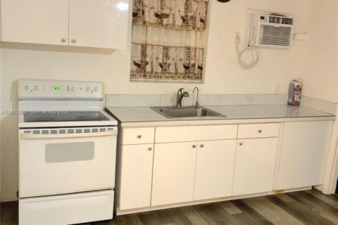 House in North Miami, Florida 2 bedrooms, 178.28 sq.m. № 2051788 - photo 6