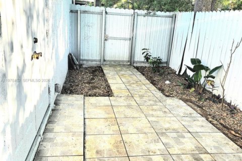 House in North Miami, Florida 2 bedrooms, 178.28 sq.m. № 2051788 - photo 2