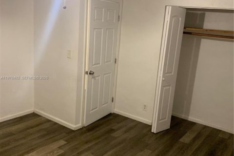 House in North Miami, Florida 2 bedrooms, 178.28 sq.m. № 2051788 - photo 11