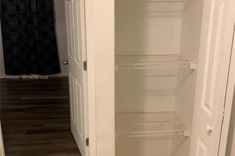 House in North Miami, Florida 2 bedrooms, 178.28 sq.m. № 2051788 - photo 8