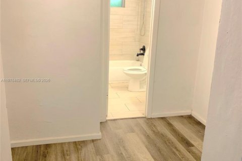 House in North Miami, Florida 2 bedrooms, 178.28 sq.m. № 2051788 - photo 4