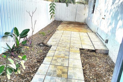 House in North Miami, Florida 2 bedrooms, 178.28 sq.m. № 2051788