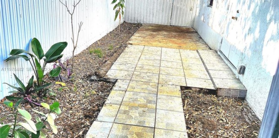 House in North Miami, Florida 2 bedrooms, 178.28 sq.m. № 2051788