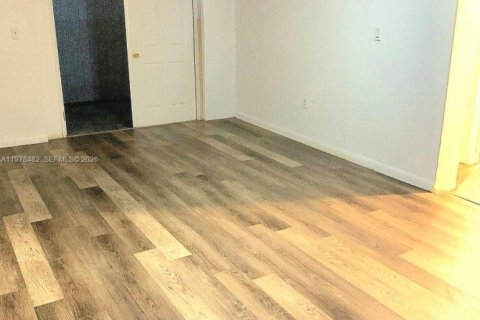 House in North Miami, Florida 2 bedrooms, 178.28 sq.m. № 2051788 - photo 3