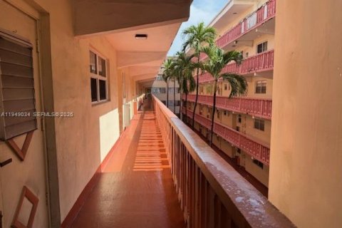 Снять в аренду кондоминиум в Халландейл-Бич, Флорида 2 спальни, 99.78м2, № 2004958 - фото 3