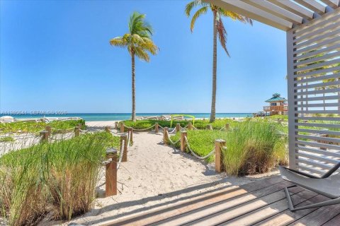 Condo in Sunny Isles Beach, Florida, 4 bedrooms  № 2043891