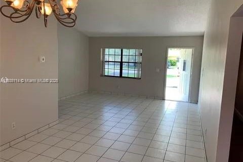 House in Davie, Florida 4 bedrooms, 141.3 sq.m. № 1818761 - photo 9