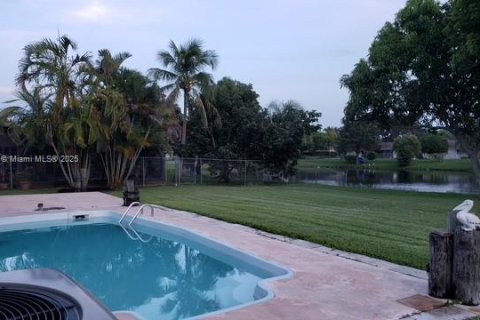House in Davie, Florida 4 bedrooms, 141.3 sq.m. № 1818761 - photo 3