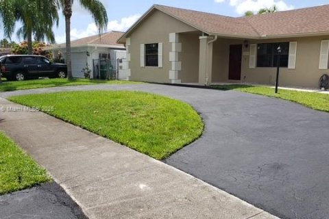 House in Davie, Florida 4 bedrooms, 141.3 sq.m. № 1818761 - photo 2