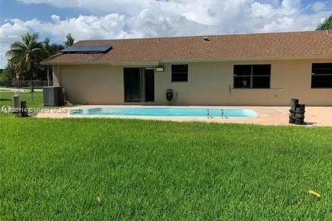House in Davie, Florida 4 bedrooms, 141.3 sq.m. № 1818761 - photo 15