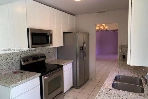 House in Davie, Florida 4 bedrooms, 141.3 sq.m. № 1818761 - photo 8