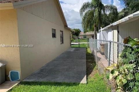 House in Davie, Florida 4 bedrooms, 141.3 sq.m. № 1818761 - photo 16