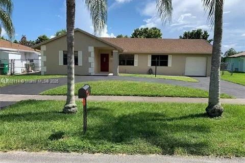 House in Davie, Florida 4 bedrooms, 141.3 sq.m. № 1818761 - photo 1