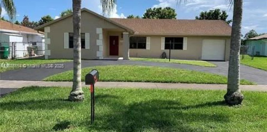 House in Davie, Florida 4 bedrooms, 141.3 sq.m. № 1818761