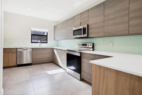 House in Miami, Florida 2 bedrooms, 131.36 sq.m. № 2000772 - photo 23