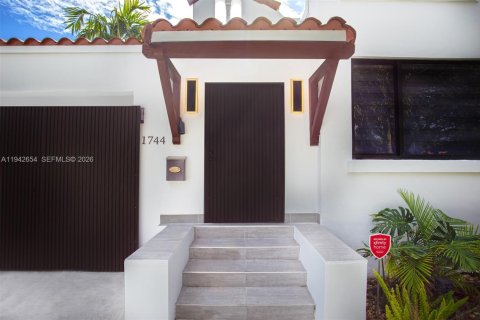 House in Miami, Florida 2 bedrooms, 131.36 sq.m. № 2000772 - photo 4