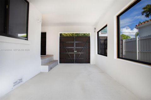 House in Miami, Florida 2 bedrooms, 131.36 sq.m. № 2000772 - photo 7