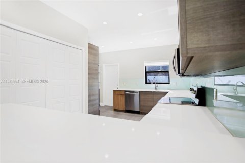 House in Miami, Florida 2 bedrooms, 131.36 sq.m. № 2000772 - photo 16