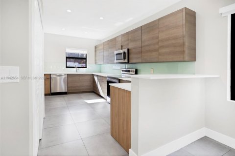 House in Miami, Florida 2 bedrooms, 131.36 sq.m. № 2000772 - photo 18