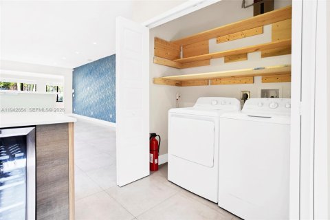 House in Miami, Florida 2 bedrooms, 131.36 sq.m. № 2000772 - photo 24