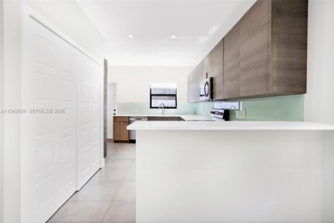 House in Miami, Florida 2 bedrooms, 131.36 sq.m. № 2000772 - photo 17
