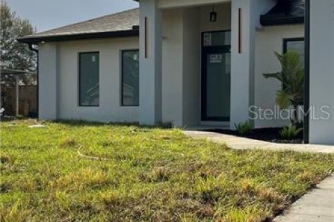 House in Lehigh Acres, Florida 3 bedrooms, 151.34 sq.m. № 1868939 - photo 1