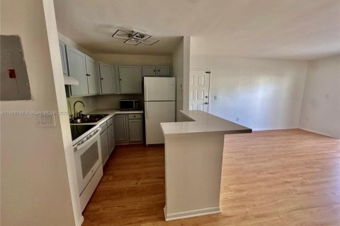 Condominio en alquiler en Miami, Florida, 2 dormitorios, 83.24 m2 № 1947891 - foto 17