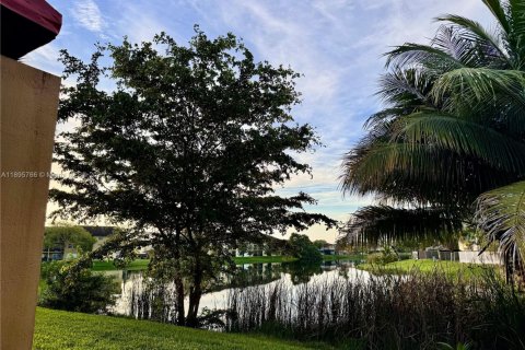 Condominio en alquiler en Miami, Florida, 2 dormitorios, 83.24 m2 № 1947891 - foto 5