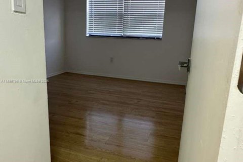Condominio en alquiler en Miami, Florida, 2 dormitorios, 83.24 m2 № 1947891 - foto 10