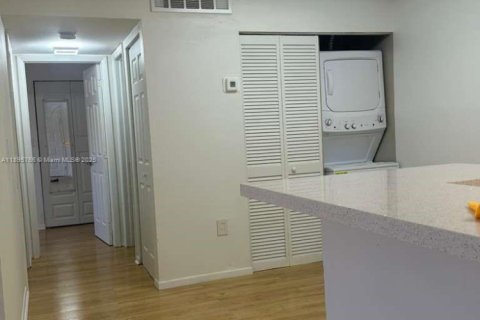 Condominio en alquiler en Miami, Florida, 2 dormitorios, 83.24 m2 № 1947891 - foto 11