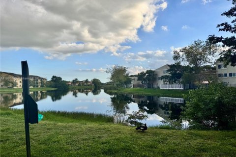Condominio en alquiler en Miami, Florida, 2 dormitorios, 83.24 m2 № 1947891 - foto 15