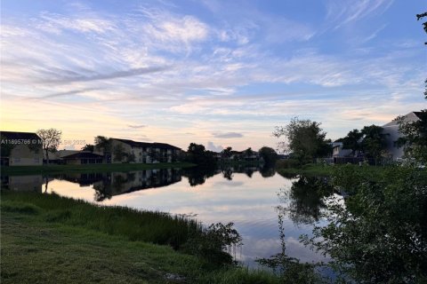 Condominio en alquiler en Miami, Florida, 2 dormitorios, 83.24 m2 № 1947891 - foto 2