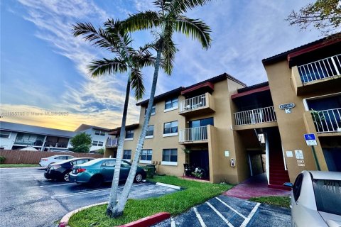 Condominio en alquiler en Miami, Florida, 2 dormitorios, 83.24 m2 № 1947891 - foto 1