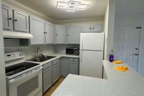 Condominio en alquiler en Miami, Florida, 2 dormitorios, 83.24 m2 № 1947891 - foto 14
