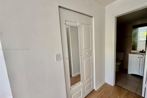 Condominio en alquiler en Miami, Florida, 2 dormitorios, 83.24 m2 № 1947891 - foto 22