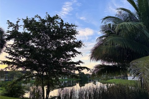 Condominio en alquiler en Miami, Florida, 2 dormitorios, 83.24 m2 № 1947891 - foto 3