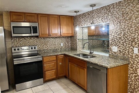 House in Lutz, Florida 4 bedrooms, 164.44 sq.m. № 2239500 - photo 13