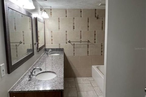 House in Lutz, Florida 4 bedrooms, 164.44 sq.m. № 2239500 - photo 8