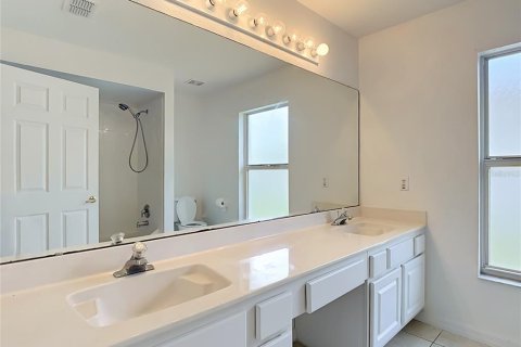 House in Davenport, Florida 4 bedrooms, 224.45 sq.m. № 2207824 - photo 27