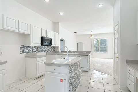 House in Davenport, Florida 4 bedrooms, 224.45 sq.m. № 2207824 - photo 11
