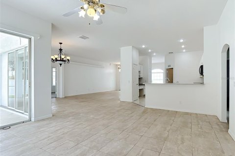 House in Davenport, Florida 4 bedrooms, 224.45 sq.m. № 2207824 - photo 7