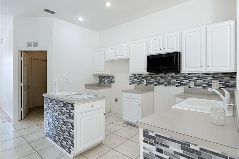 House in Davenport, Florida 4 bedrooms, 224.45 sq.m. № 2207824 - photo 3