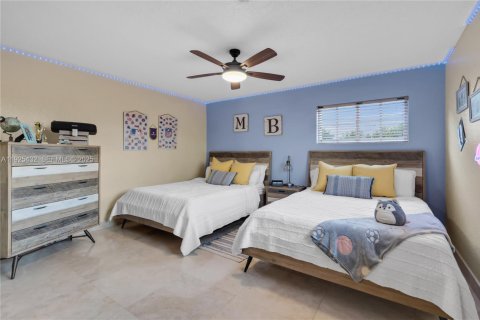 Casa en venta en Hialeah Gardens, Florida, 4 dormitorios, 361.58 m2 № 1984000 - foto 26