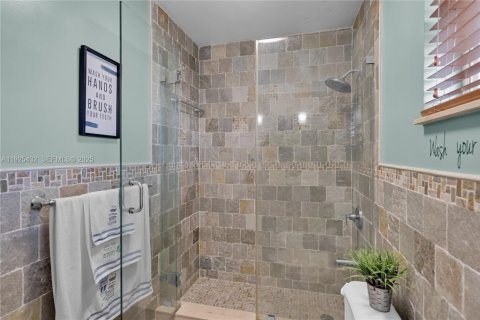 Casa en venta en Hialeah Gardens, Florida, 4 dormitorios, 361.58 m2 № 1984000 - foto 30