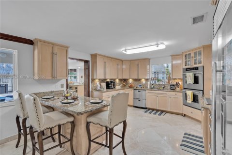 Casa en venta en Hialeah Gardens, Florida, 4 dormitorios, 361.58 m2 № 1984000 - foto 13