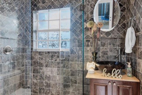 Casa en venta en Hialeah Gardens, Florida, 4 dormitorios, 361.58 m2 № 1984000 - foto 22