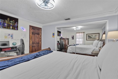 Casa en venta en Hialeah Gardens, Florida, 4 dormitorios, 361.58 m2 № 1984000 - foto 17